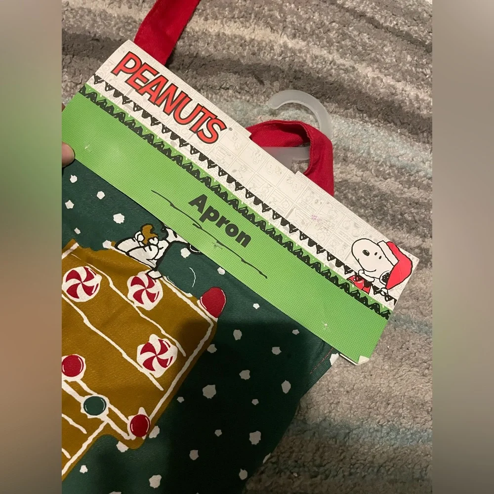 Peanuts Festive Apron with Red and Green Checkered Design - Picture 3 of 5